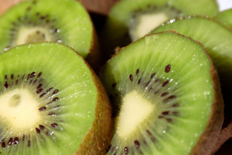 Fresh sliced green kiwifruit – highlighting the natural nutrients and approved EU health benefits of Greek kiwi production.